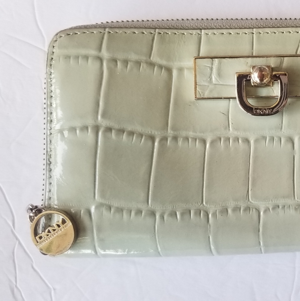DKNY women's wallet green wristlet reptile print large